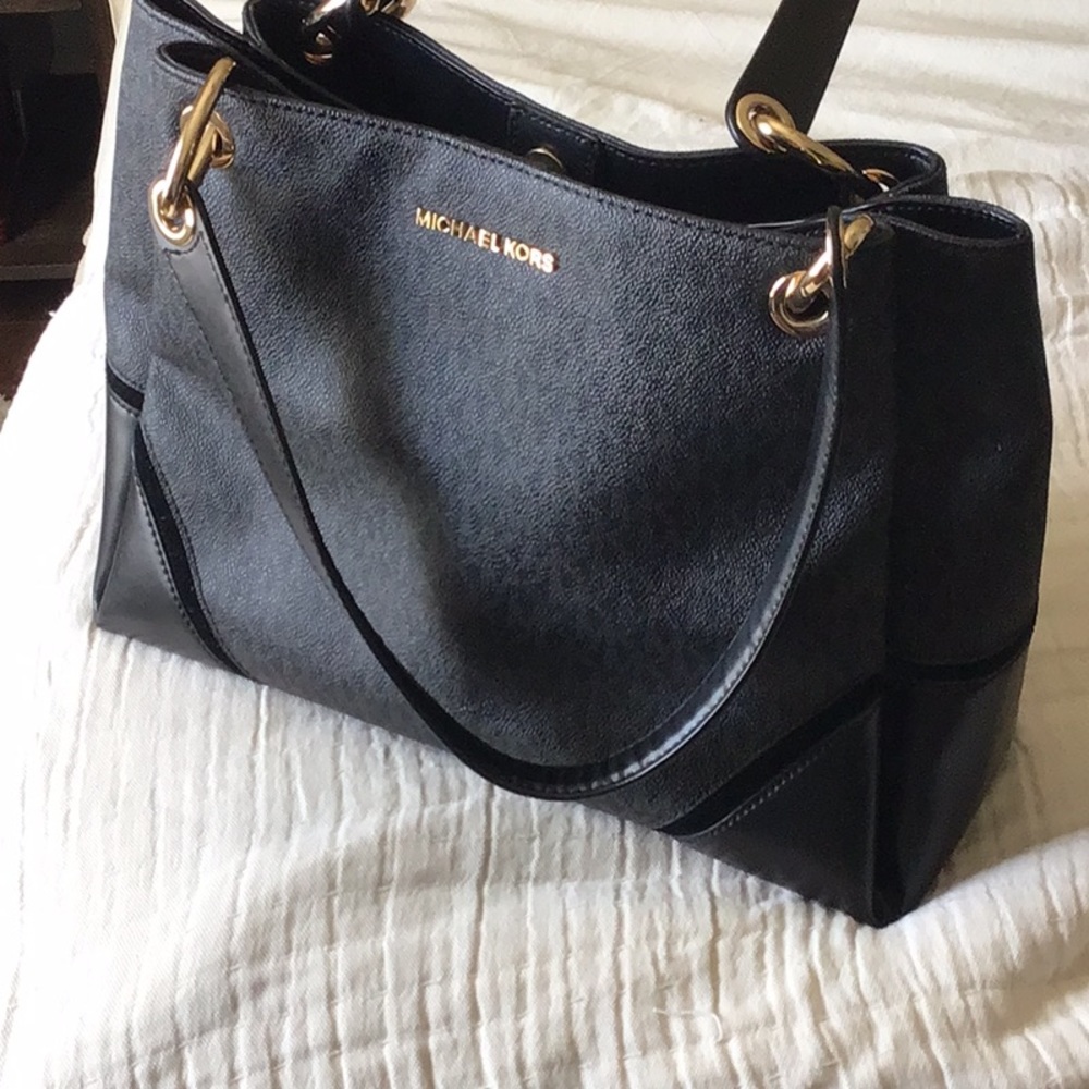 Purse MK black grey 3 pokets 10” tall 14” ancho good condition $75